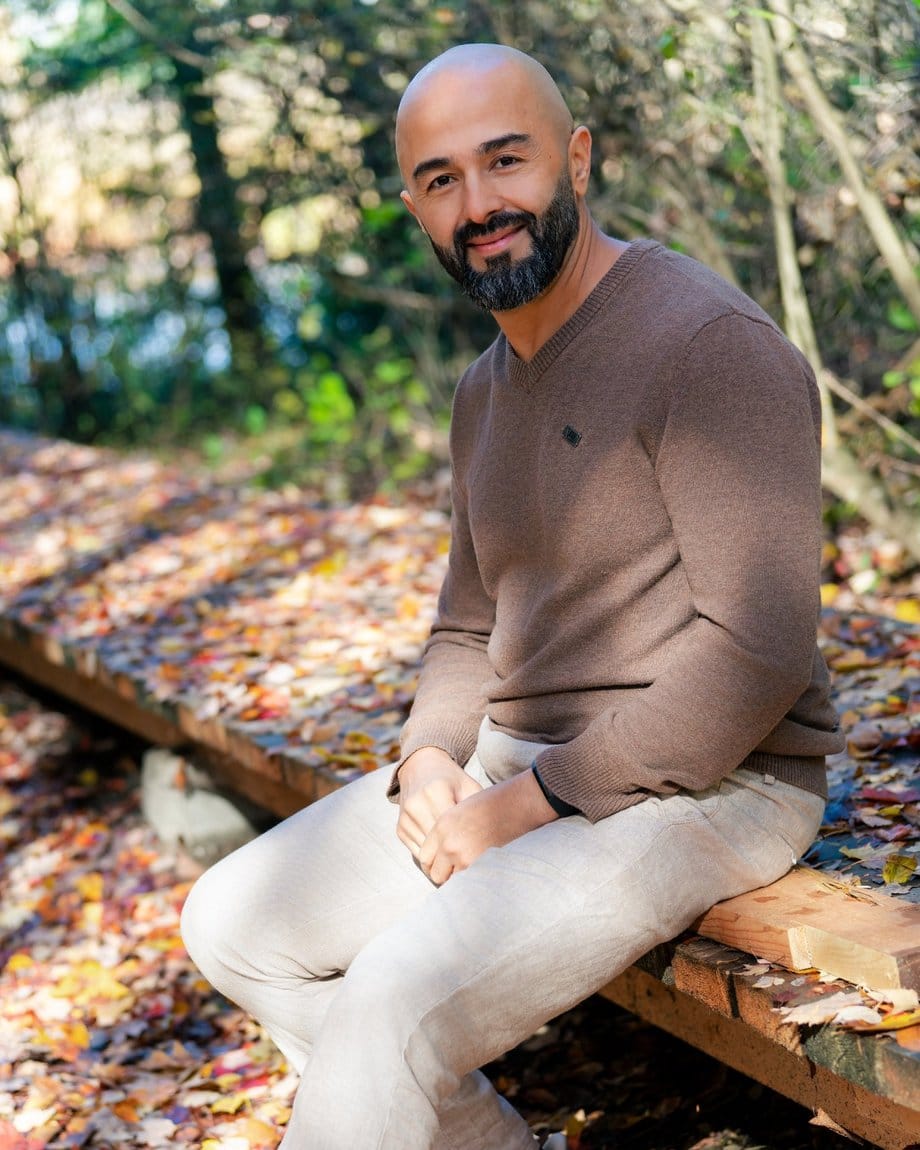 Sami Gamoudi, assis sur un banc dans les feuilles d'automne