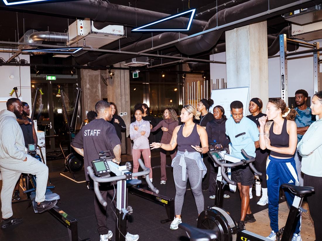 Deelnemers van de 360! Fit Club in de sportzaal