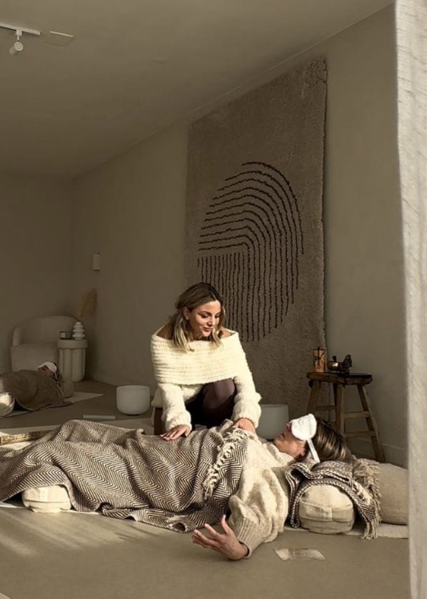 Valérie sitting beside a client during a session