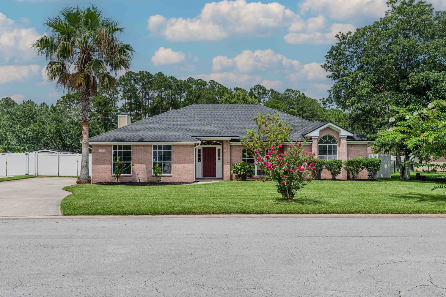 Professional HDR exterior photography of a luxury home in Jacksonville, showcasing curb appeal and front landscaping