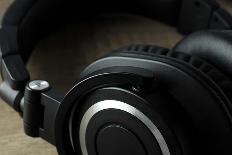Closed-back headphones that let no sound escape