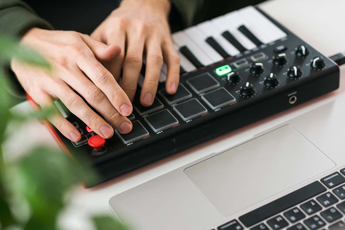 Compact 25-key hybrid MIDI controller keyboard featuring piano keys, drum pads, and assignable knobs