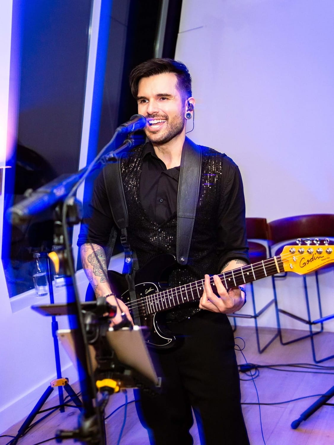 Mo Ackermann performing live