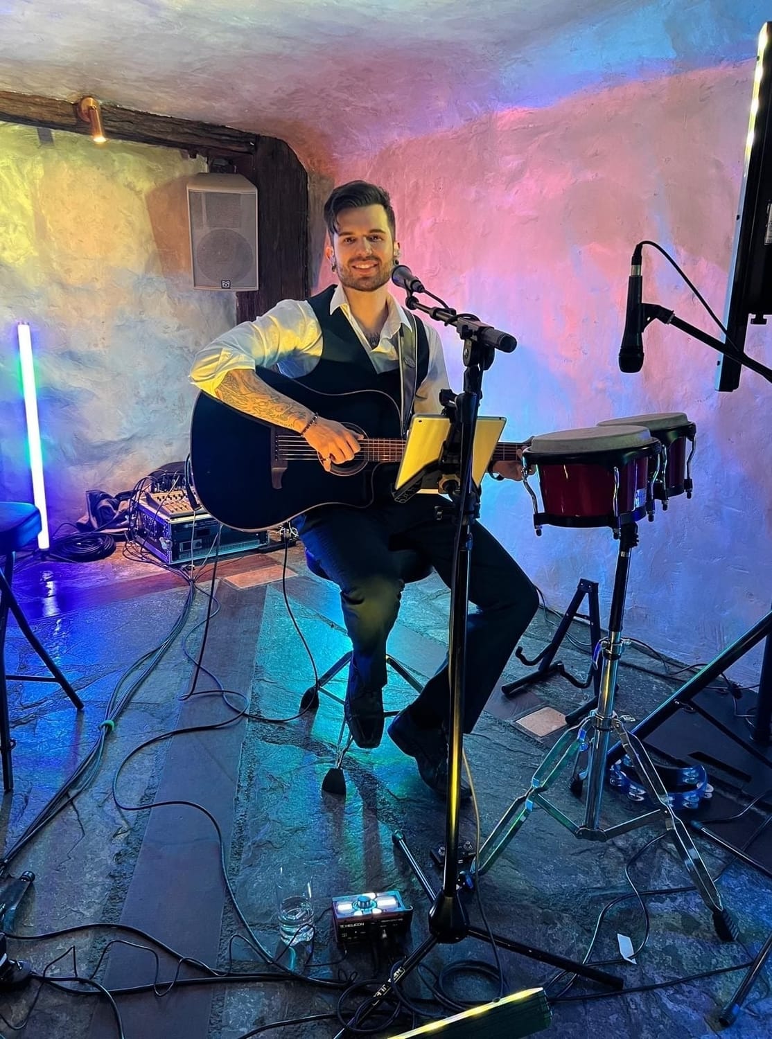 Mo performing an acoustic solo set