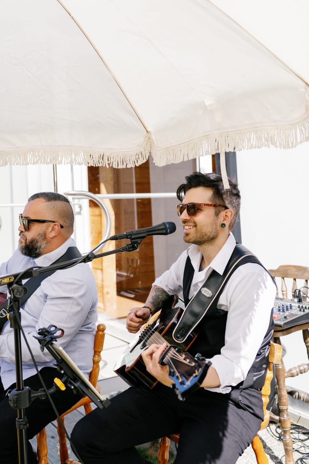 Mo performing an acoustic duo set