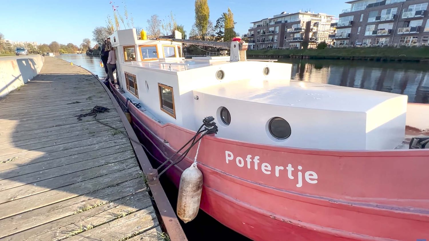 Merle und Felix auf ihrem selbst umgebauten DIY-Hausboot in Berlin