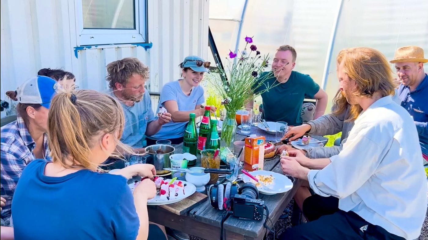 Gemeinsames Mittagessen am langen Tisch in einer Gemeinschaft