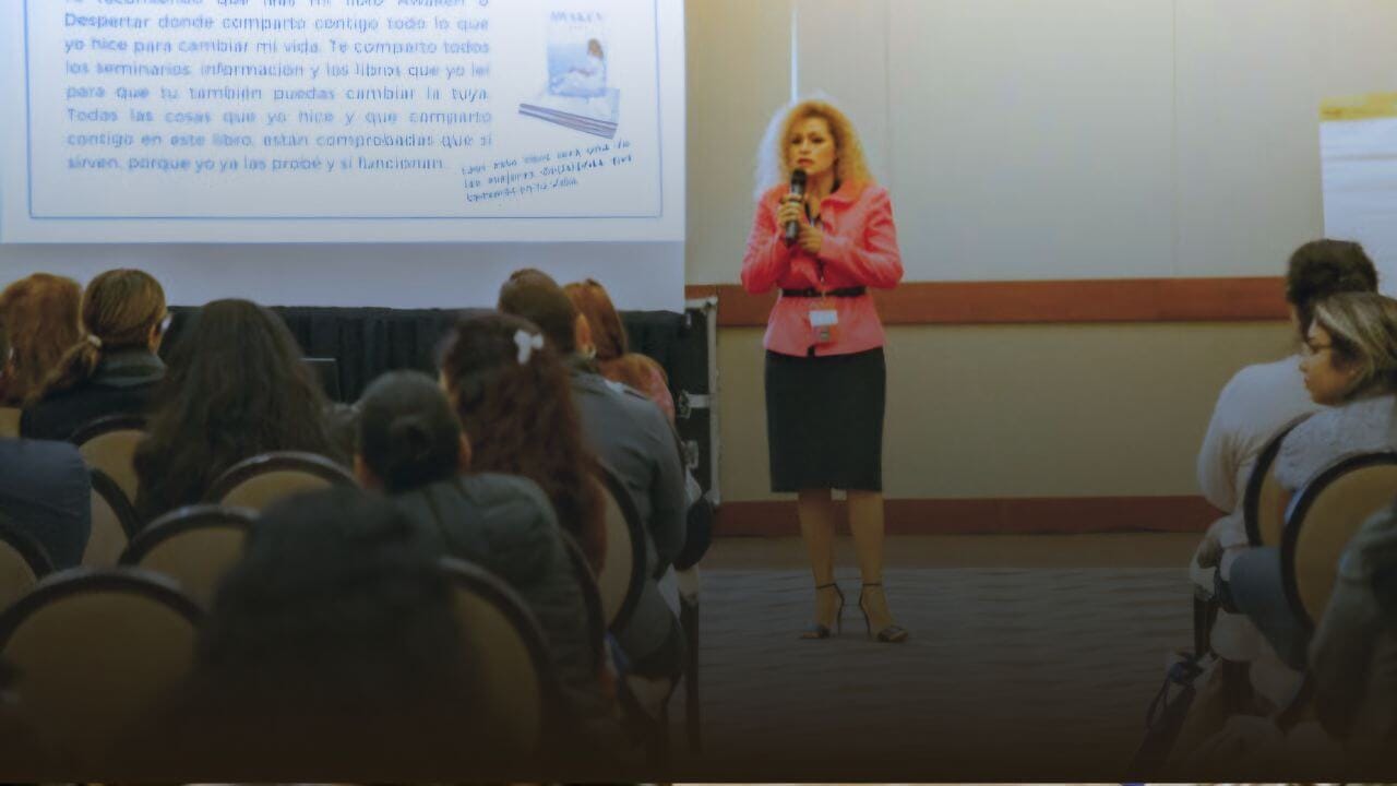 Dahlia Quiñonez compartiendo las ideas de Awaken Despertar en una conferencia
