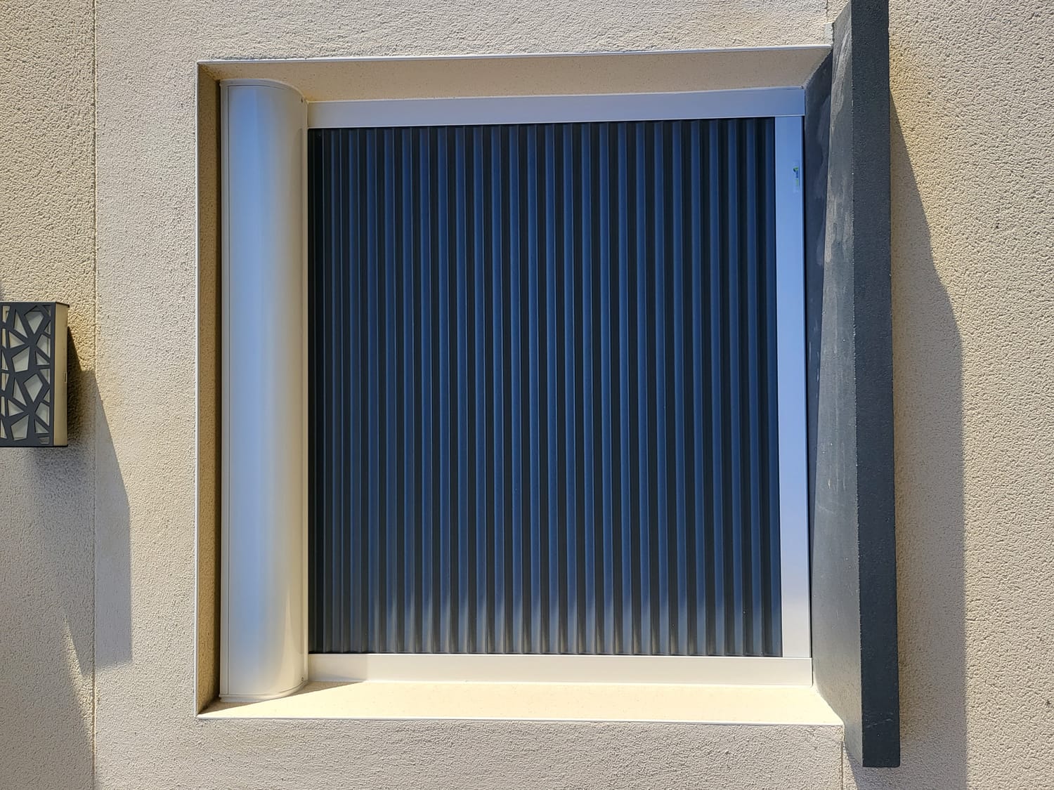 Salon moderne avec volets
