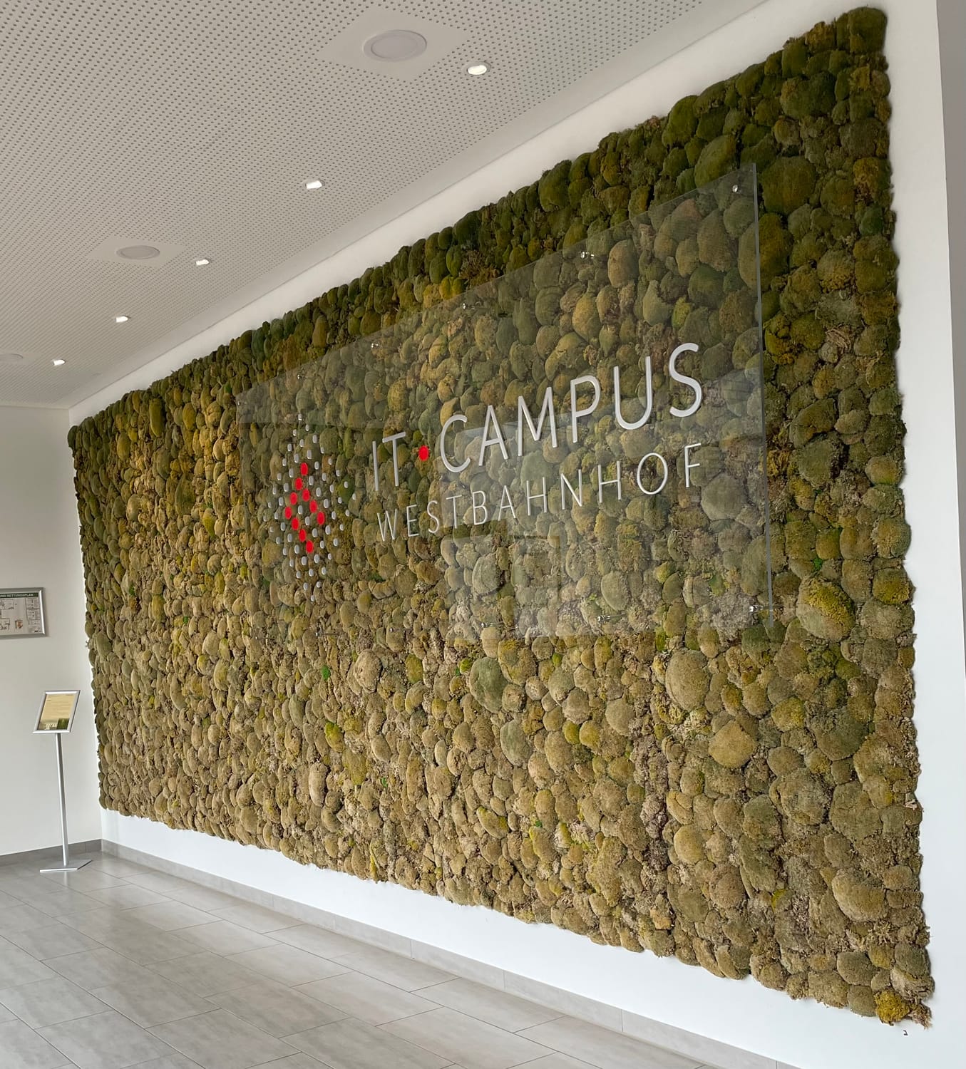 Schild ‚IT Campus Westbahnhof‘