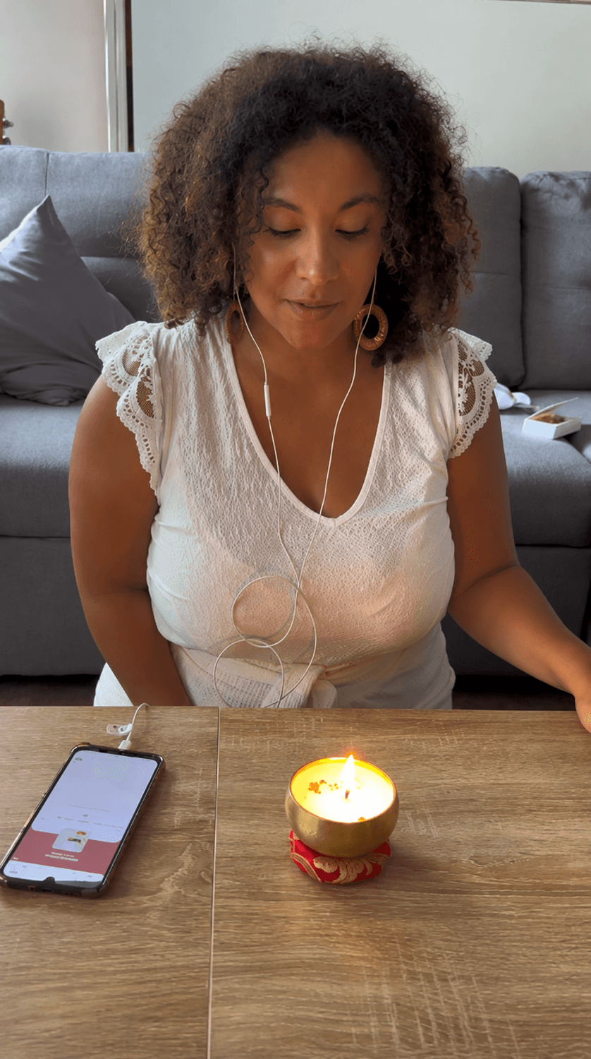 Coralie prend une pause sensorielle avec ses écouteurs et sa bougie Aération
