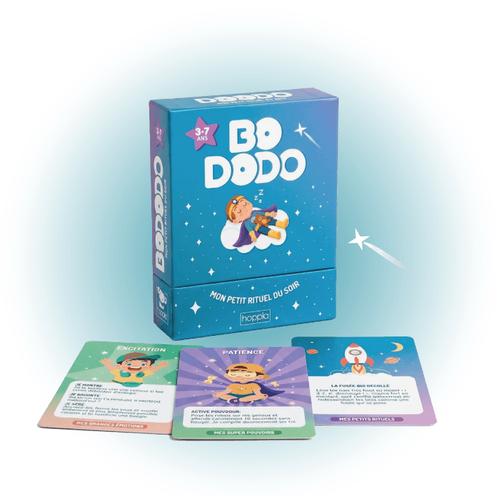 Enfant utilisant les cartes du rituel du soir BODODO pour un endormissement serein
