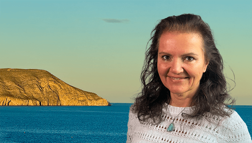 Porträt von Lakshmi Carmen Weder, Energiearbeiterin, am See im goldenen Abendlicht