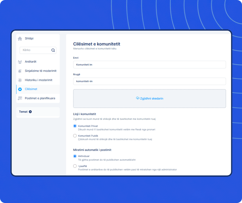 Community settings interface in systeme.io showing configuration for name, access type, post approval, and customization options.