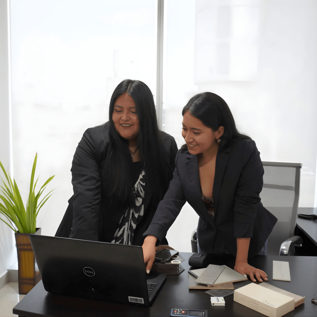 Gianella Núñez y Cinthya Quispe de CS Arquitectos trabajando en un proyecto de diseño de interiores en Lima