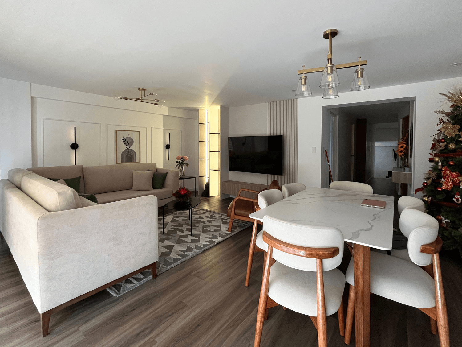 Sala de estar con estantería a medida y decoración moderna en el Proyecto Monterico, Lima