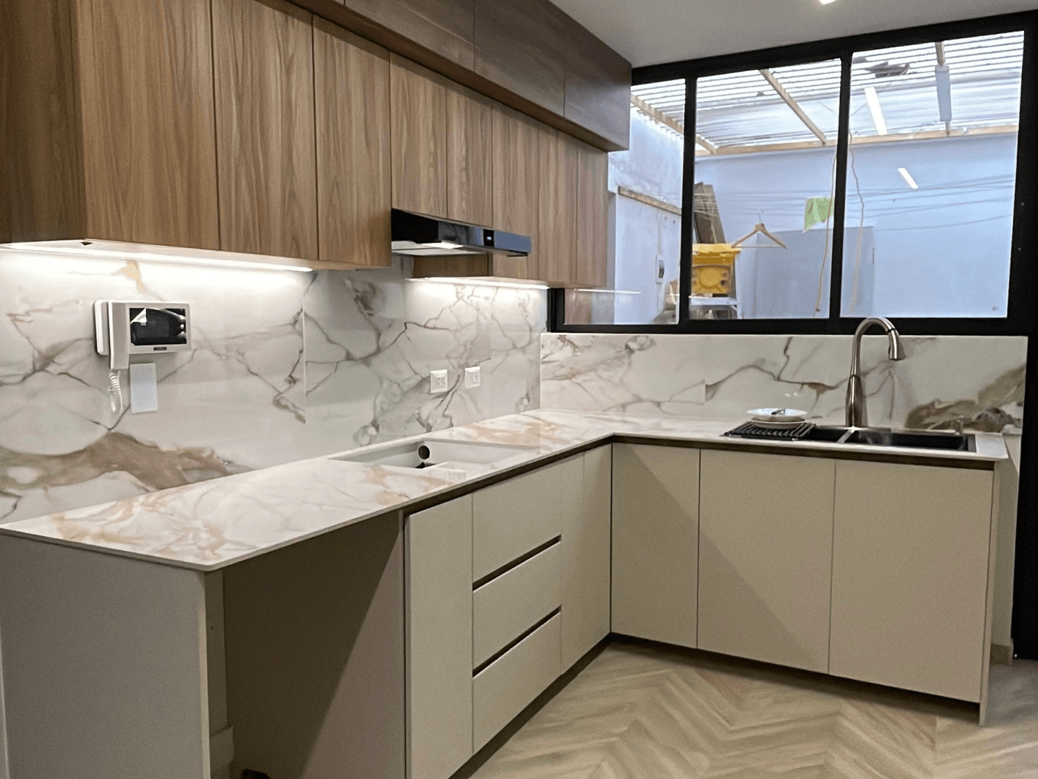 Diseño de comedor contemporáneo con iluminación cálida y paleta de colores neutros por CS Arquitectos