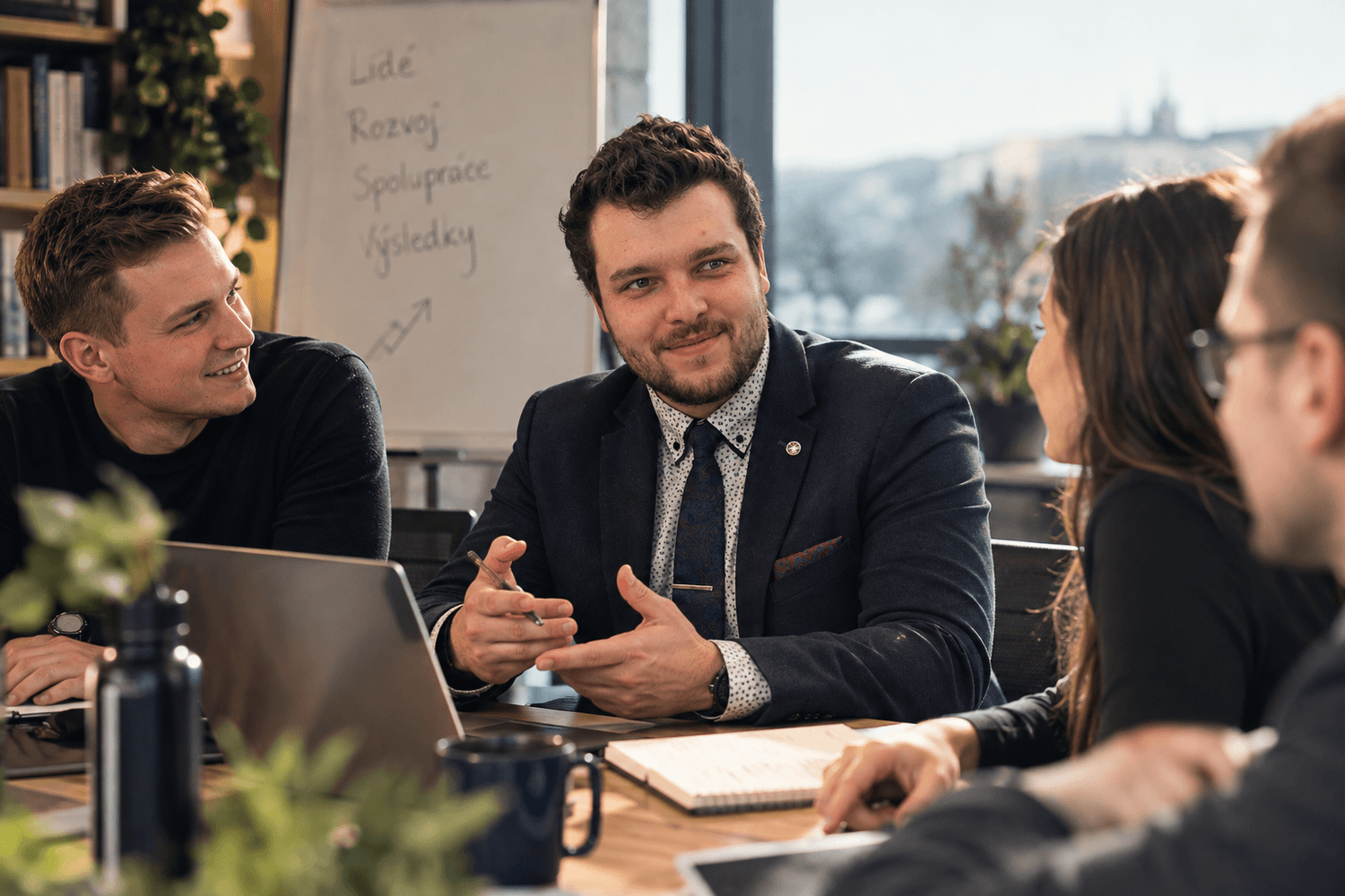 Tomáš Crhák při společné práci a vzdělávání týmu