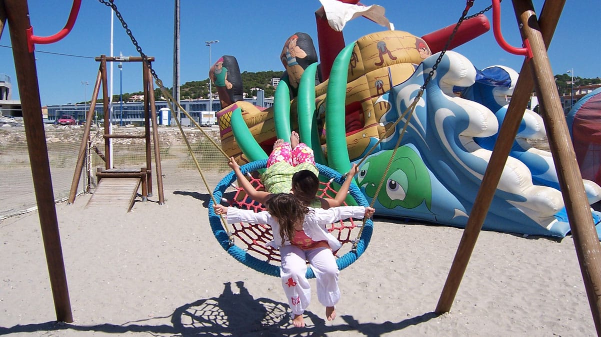 jeux gonflables sur une plage de Sète