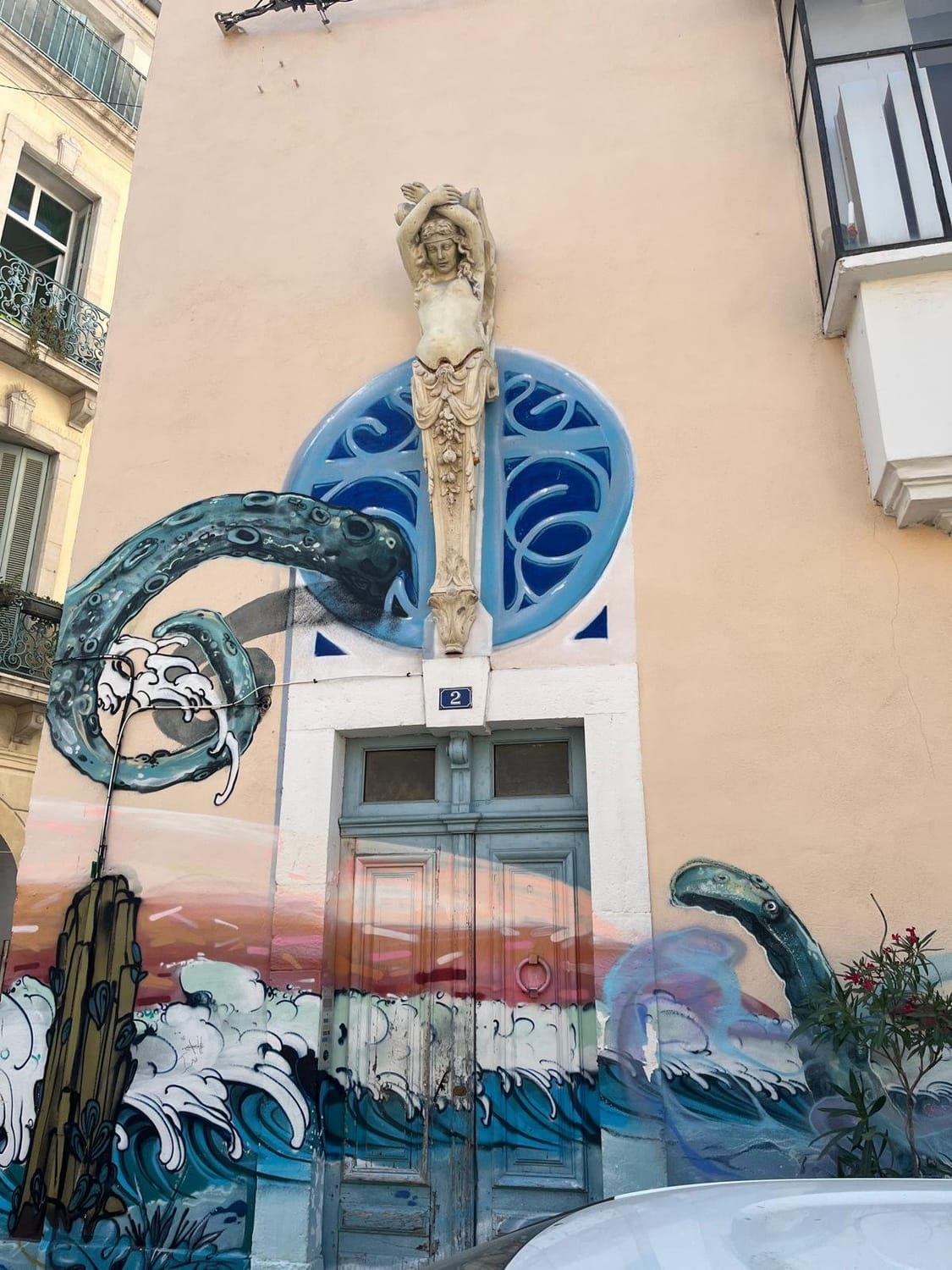 Fresque de sirène et tentacules encadrant une porte, rue de Tunis à Sète