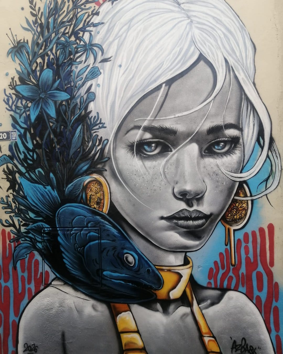 Portrait à la murène, street art rue de Tunis à Sète, fresque signée Azor86