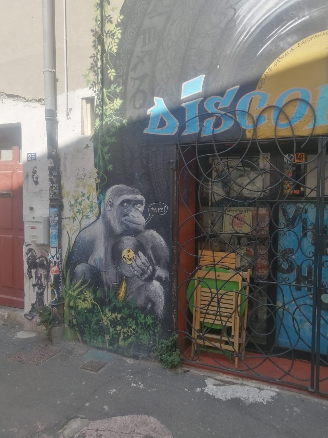 Fresque d'un gorille avec la pancarte I love Georges, rue de Tunis à Sète
