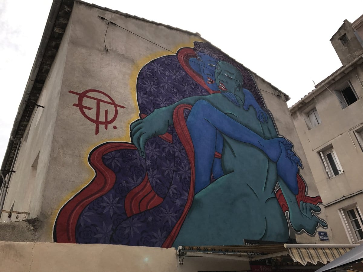 Fresque monumentale de deux silhouettes enlacées, rue Roch Bosco à Sète