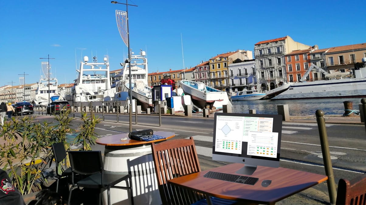 Télétravail à Sète : table en terrasse face au canal avec un ordinateur