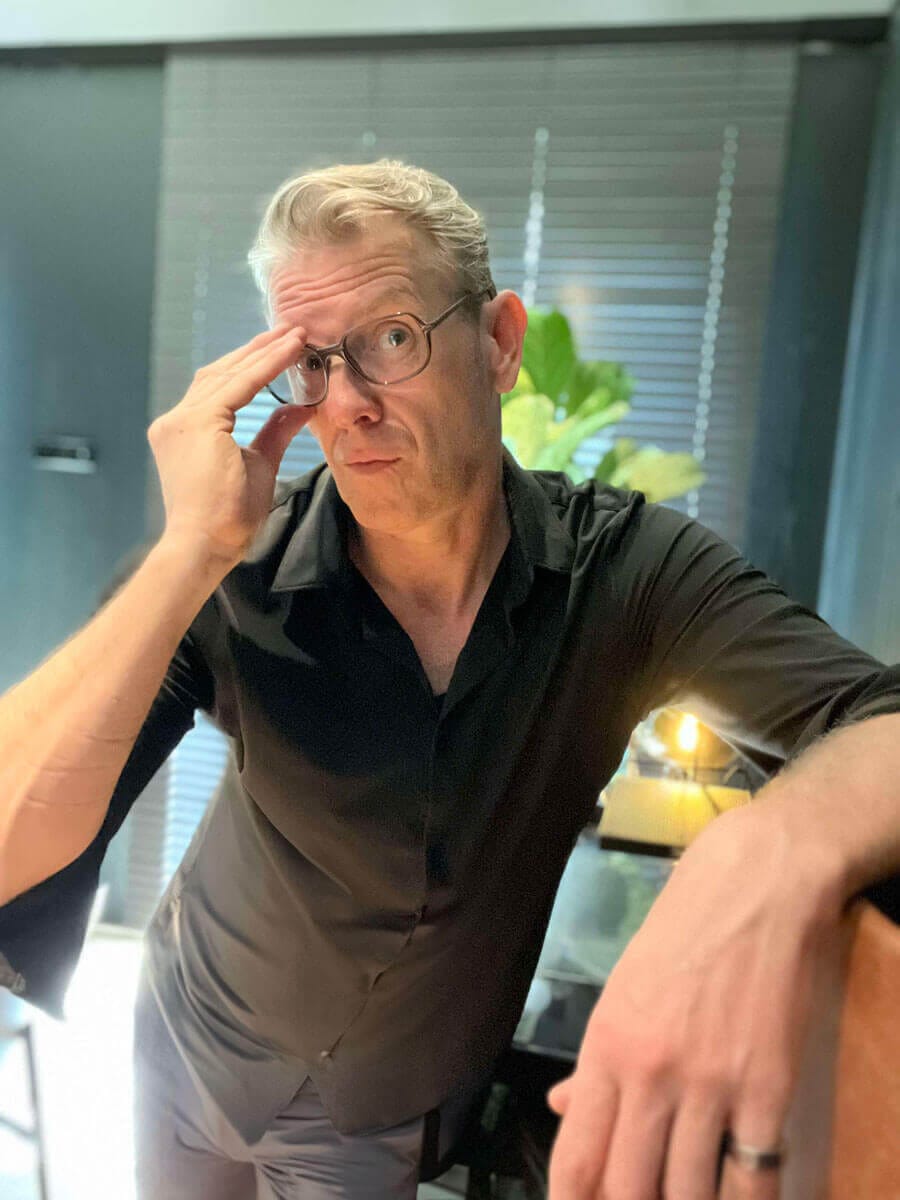 Rasmus Schübel greift sich an die Brille