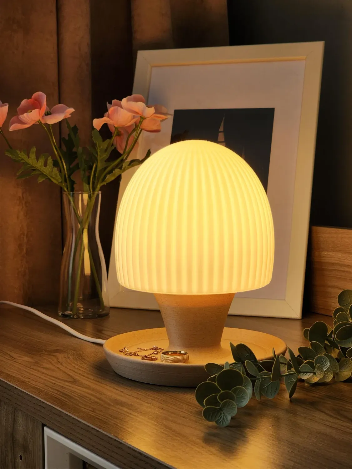 Lampe champignon minimaliste à lumière tamisée, décoration icône du design pour table de chevet.