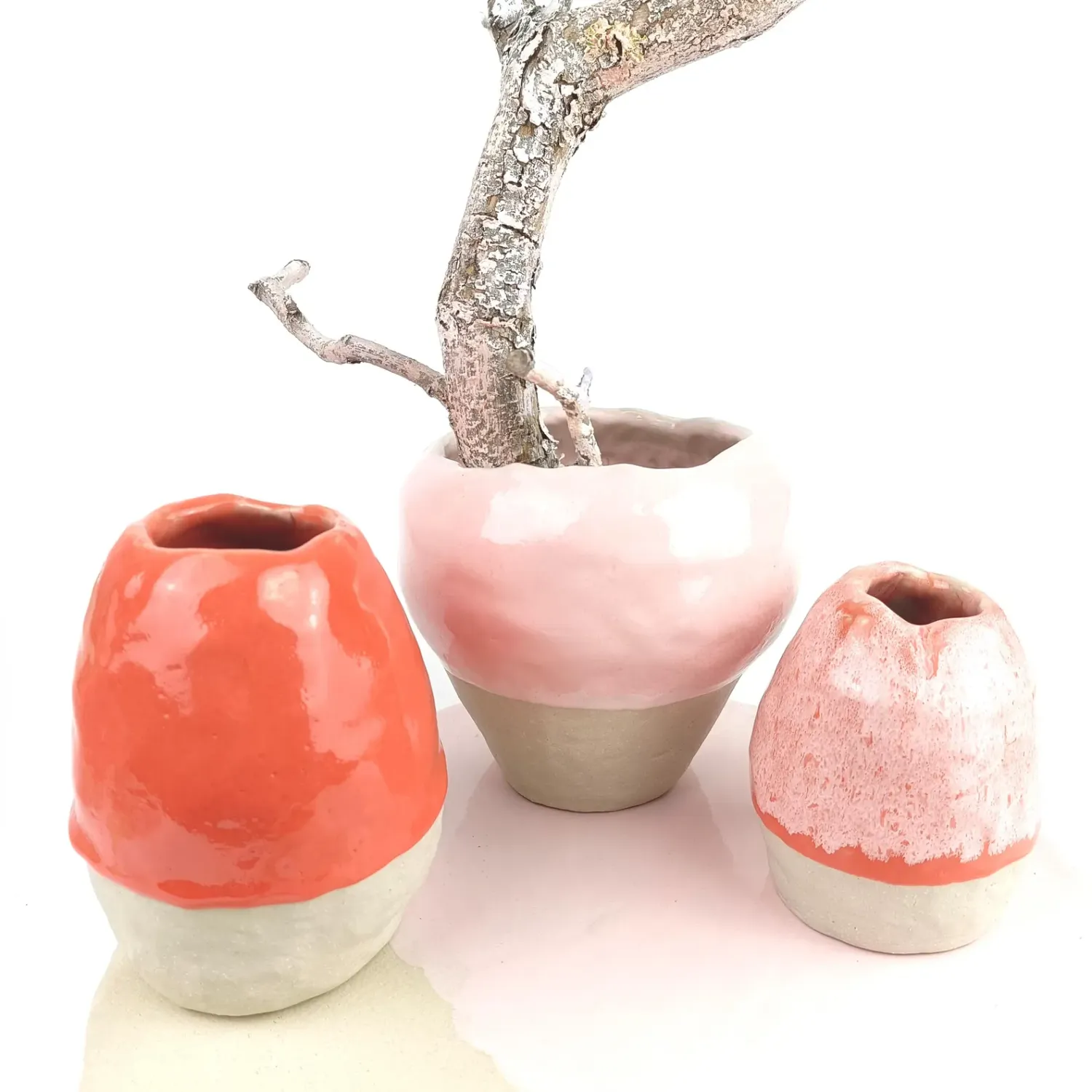Vase en céramique beige aux formes organiques artisanales pour bouquets de fleurs séchées.