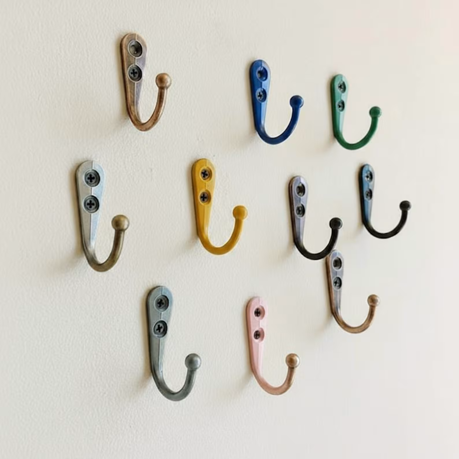 Patère ou crochet mural design en bois organique pour une entrée ordonnée et esthétique.