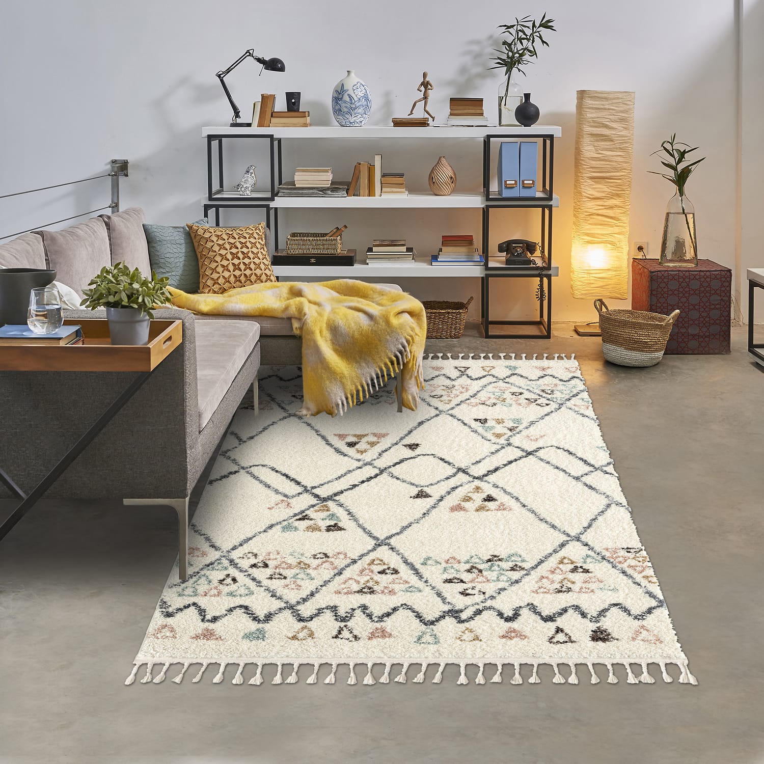 Éclairage tamisé et textiles naturels en lin pour réchauffer l'âme d'un bureau cocon.
