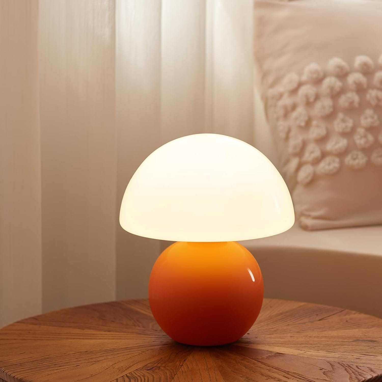 Petite lampe de table à lumière chaude et tamisée pour une ambiance cocon et chaleureuse.