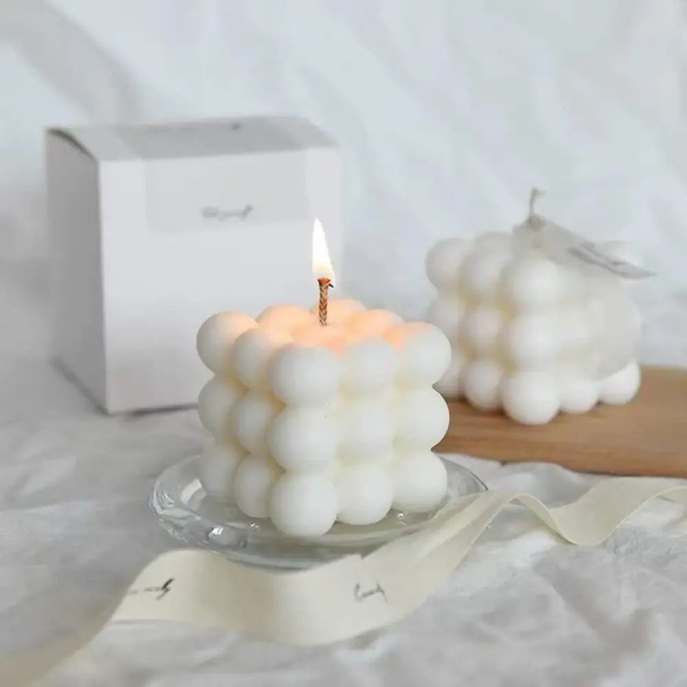 Bougie artisanale parfumée dans un intérieur au style organique et épuré