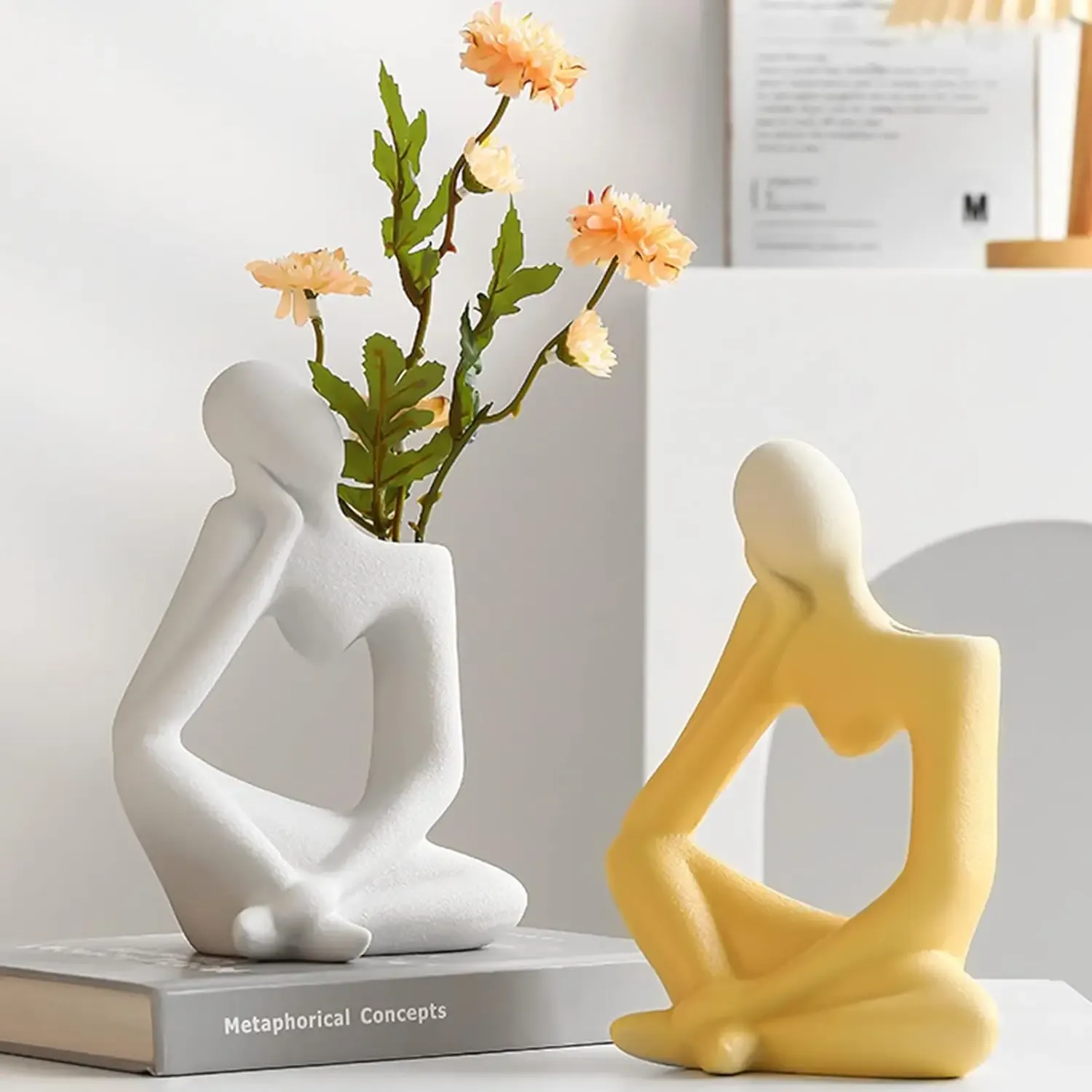 Vase sculptural blanc aux lignes organiques courbes pour intérieur minimaliste et moderne.