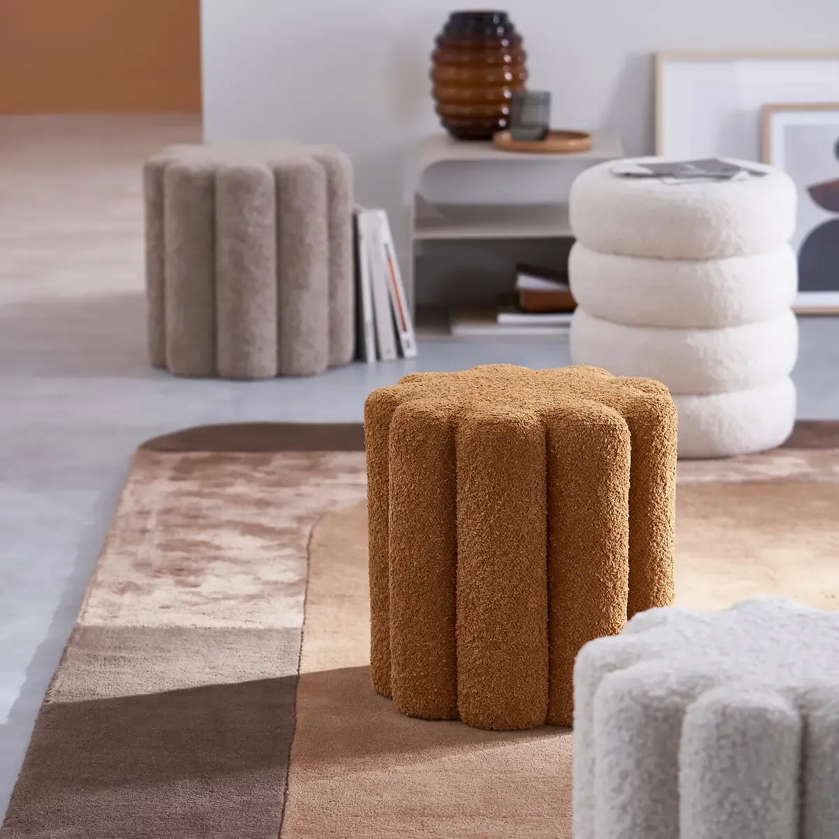 Pouf organique multifonction en tissu texturé, assise d'appoint design pour salon ou chambre.