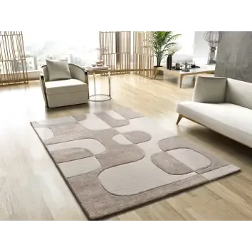Tapis épais en laine aux formes libres et abstraites pour délimiter un espace cosy avec style.