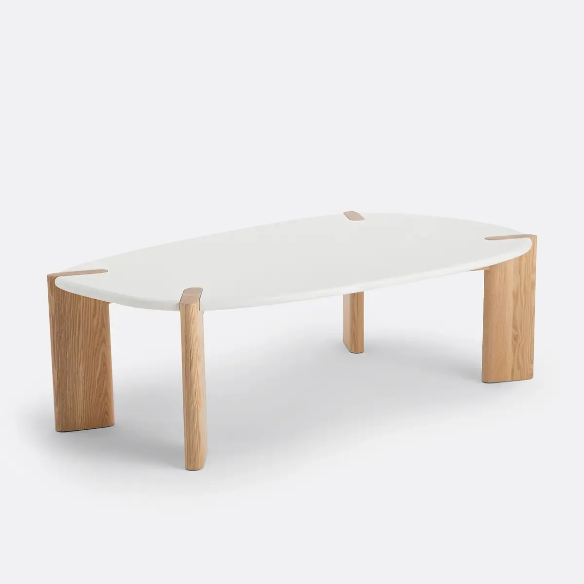 Table basse en forme de galet en bois clair, mobilier organique pour un salon zen et épuré.