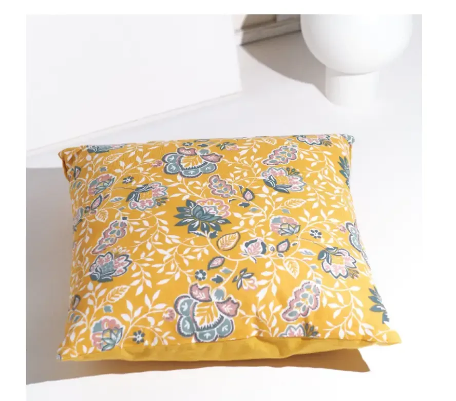 Coussin jaune solaire sur un canapé neutre pour apporter de la joie et de l'énergie vitale au salon.