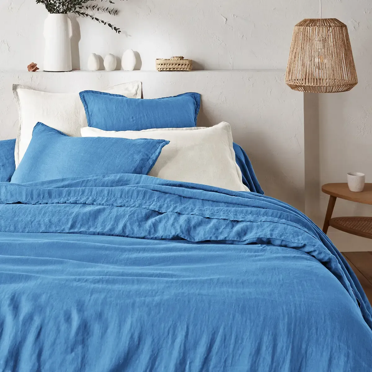 Décoration intérieure aux nuances de bleu sérénité pour apaiser l'esprit et créer un espace de travail calme.