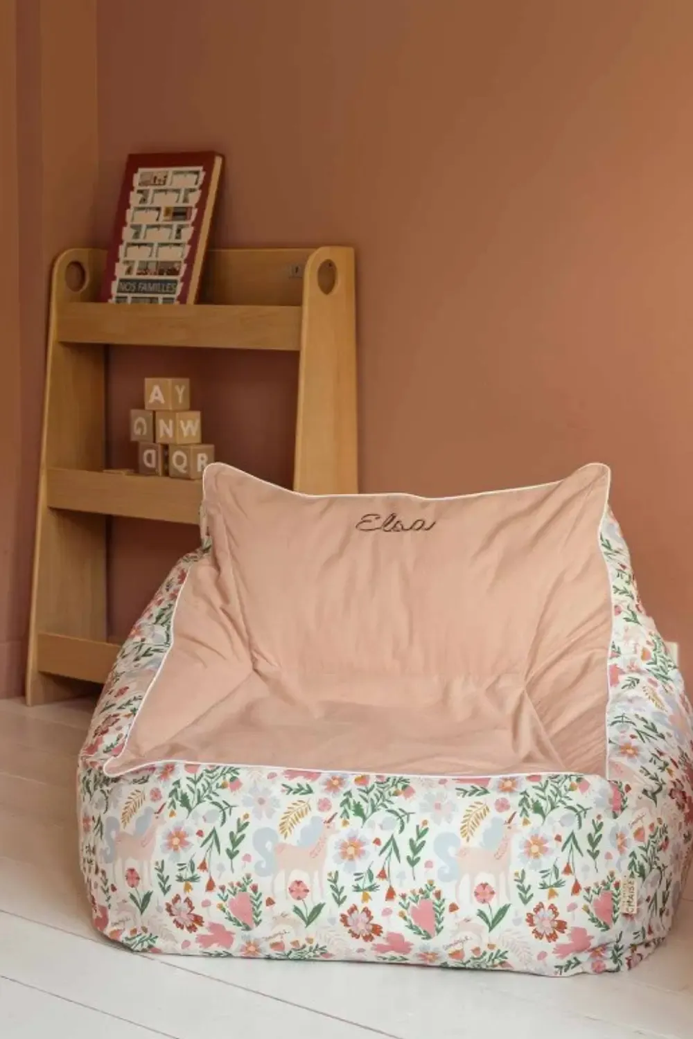 Petit mobilier personnalisé pour enfant aux lignes douces, idéal pour stimuler l'autonomie et l'éveil.