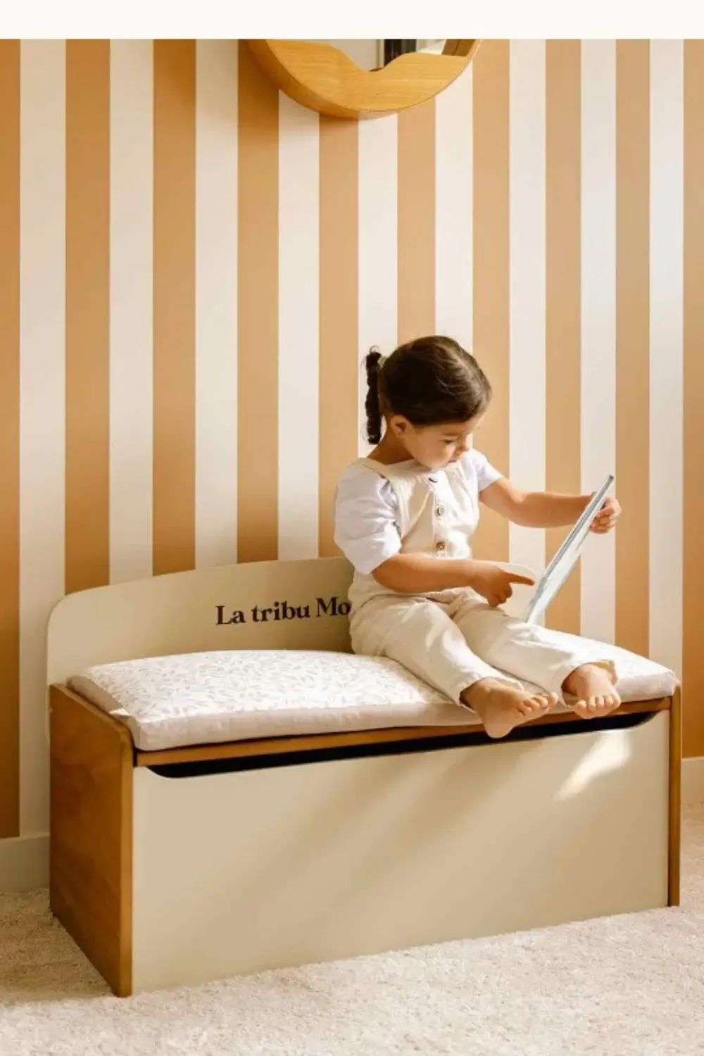 Objets de décoration en bois naturel et jouets en bois durables pour une chambre d'enfant saine.