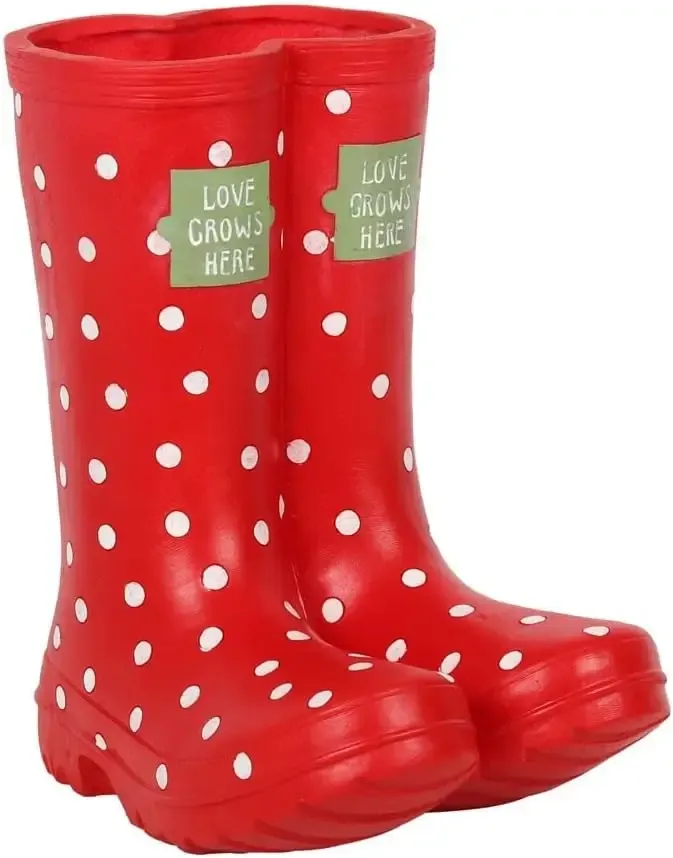 Bottes de pluie recyclées en pots de fleurs originaux pour une décoration de jardin éco-responsable et bohème.