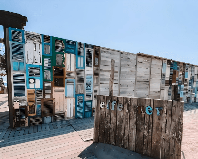 restaurant de plage Effet Mer La Grande Motte / rangée de transats et palmiers en bord de mer / paillote Hérault