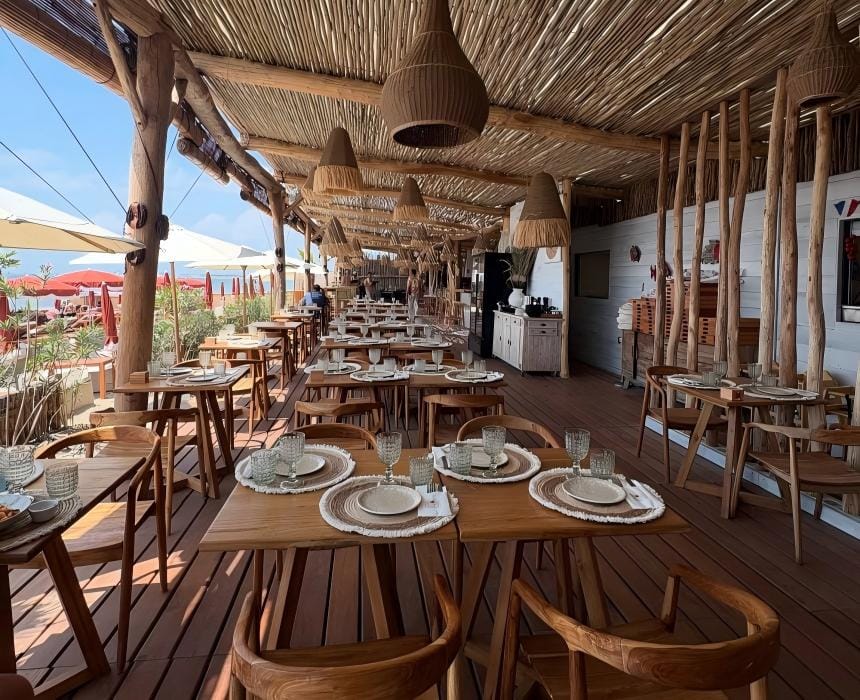 terrasse restaurant Playa JJ Le Grau-du-Roi / toit paille bois et mobilier teck vue mer / paillote Gard bord de plage