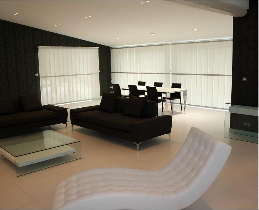 	salon chic noir et blanc villa Caissargues Gard / canapé noir chaise longue blanche baies vitrées lamelles / transformation complète villa Nîmes métropole