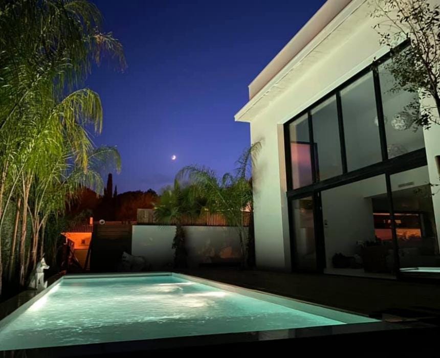 villa contemporaine toiture terrasse La Grande Motte / piscine terrasse bois villa Hérault / façade villa moderne baies vitrées