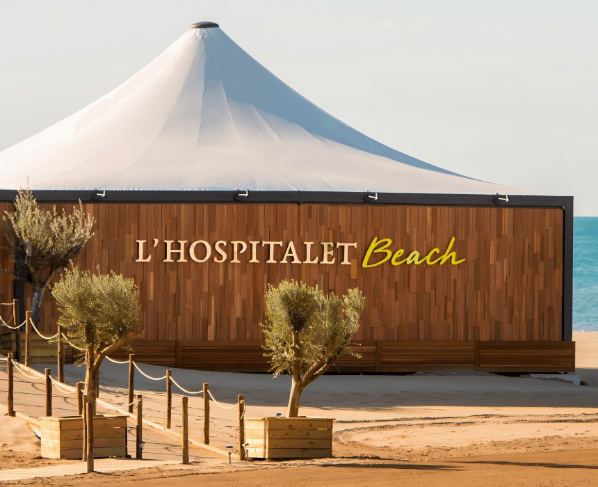 paillote toit conique bois L'Hospitalet Beach Narbonne Plage / façade bois et oliviers restaurant de plage / concession balnéaire Aude