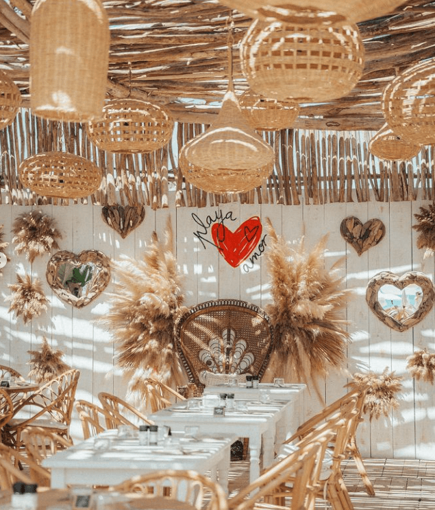 paillote bohème Playa Amor plage de Leucate / décoration cœurs tressés et fibres naturelles / restaurant de plage Aude